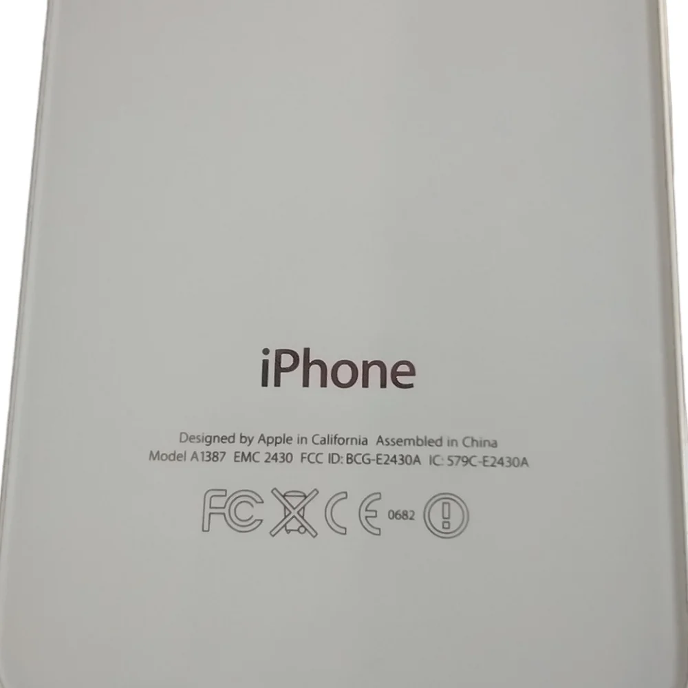 White Apple iPhone 4S Jailbroke & Carrier Unlocked with Charging Cord